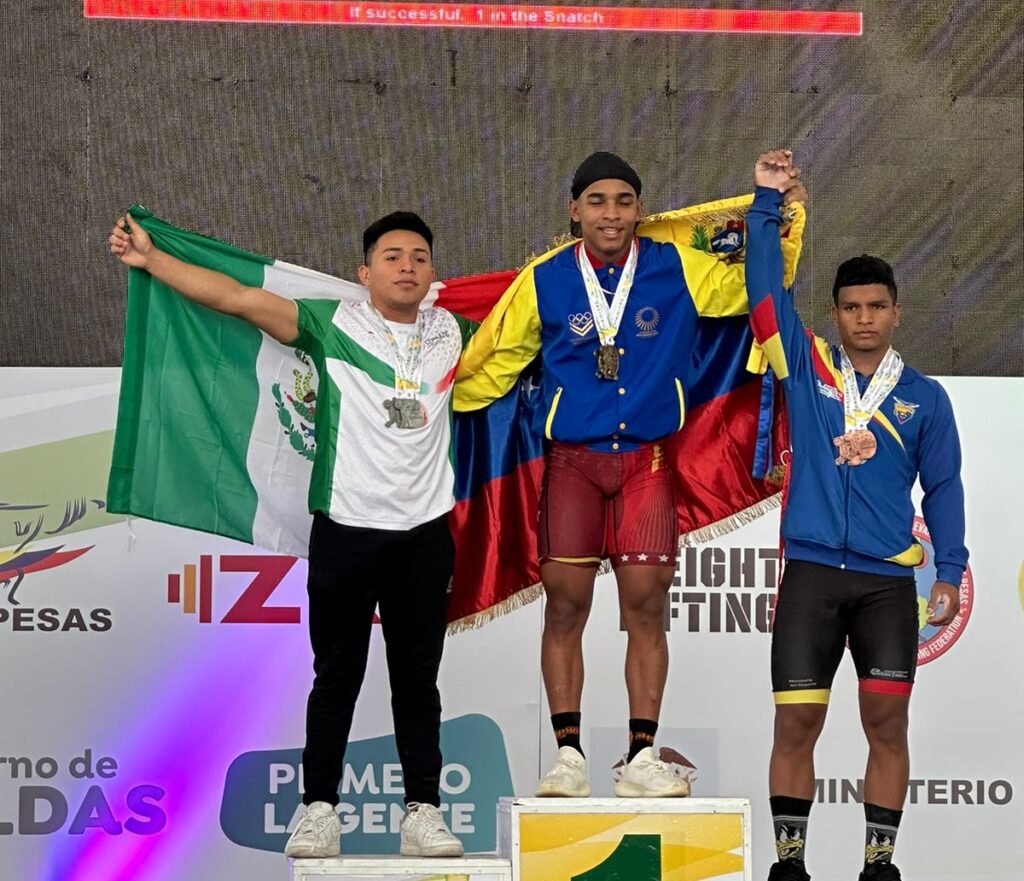 Atleta cozumeleño conquista 3 medallas en torneo de halterofilia en Colombia