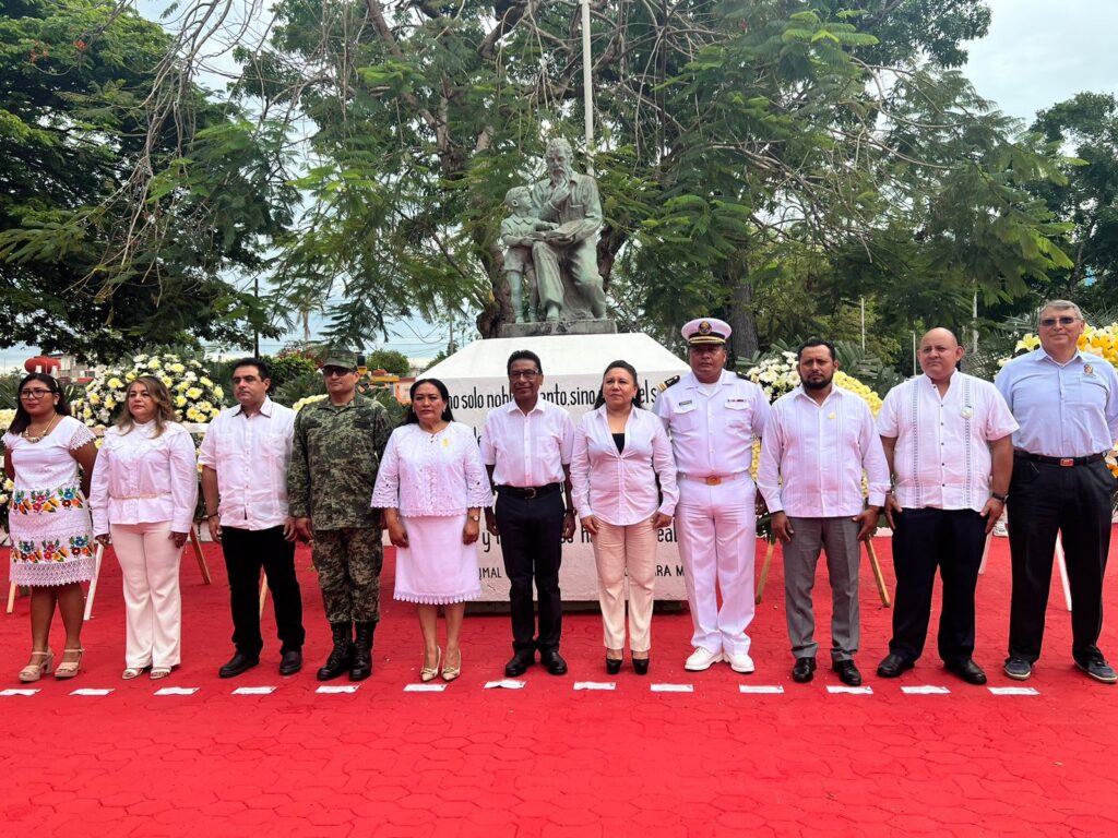 Realizan ceremonia cívica en el “Monumento al Maestro” de Chetumal 