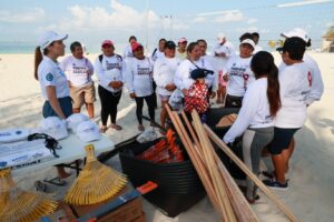En Isla Mujeres promueven limpieza de playas y entregan herramientas a Zofemat