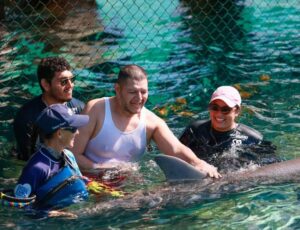 Gobierno de Isla Mujeres firma convenio con Dolphin para brindar terapias gratuitas 