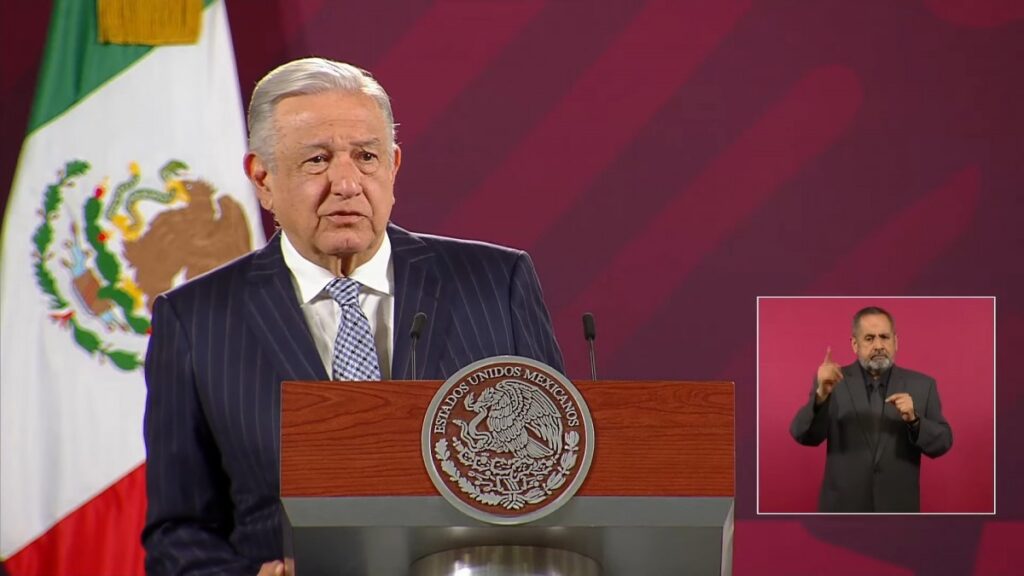 AMLO felicita a maestros y anuncia aumento de sueldo de 8.2 %