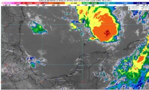 Vigilan zona de baja presión sobre la Península de Yucatán