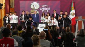 Equipo mixto de futbol de NL entrega copa del World Challenge a AMLO