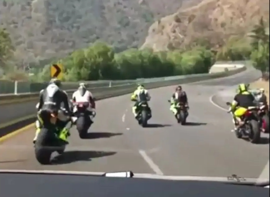 ¡Inconscientes! Motociclistas arriesgan su vida con carrera en carretera México-Cuernavaca