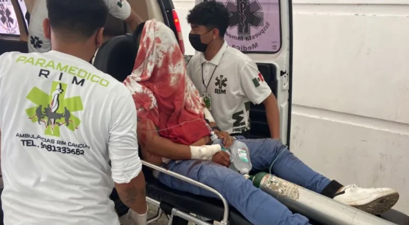 Balean a taxi en Cancún; conductor resulta lesionado y ejecutan a pasajera