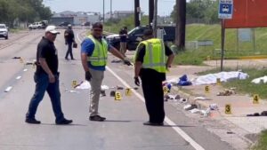 Atropellan a grupo de migrantes en albergue de Texas; hay 8 muertos (VIDEO)