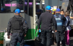 Mujer es ejecutada a tiros en microbús de CDMX: ¡Testigos horrorizados!