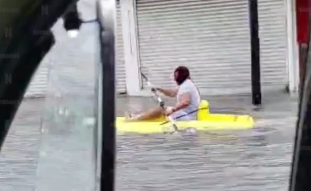 Video Viral: Colapsa Cancún tras fuertes lluvias y ciudadano utiliza cayak para trasladarse