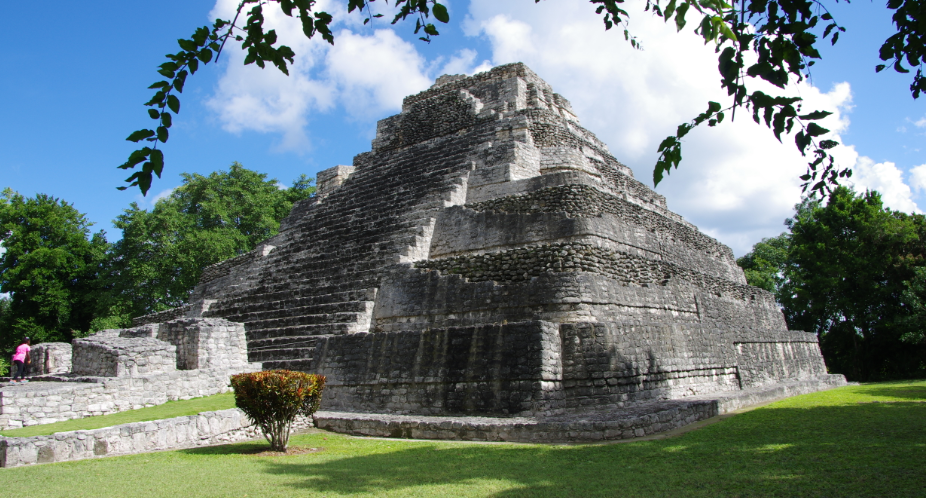 Descubre la majestuosidad de Chacchoben, una joya arqueológica en la selva maya