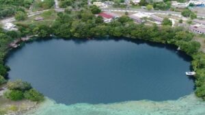 Descubre la fascinante leyenda del Cenote de la Bruja de Bacalar, un misterio ancestral