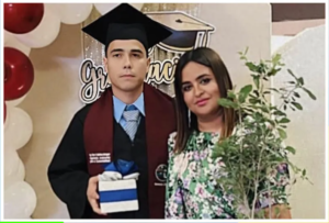 Se gradúa de la Universidad de Tamaulipas y de regalo le dan un árbol