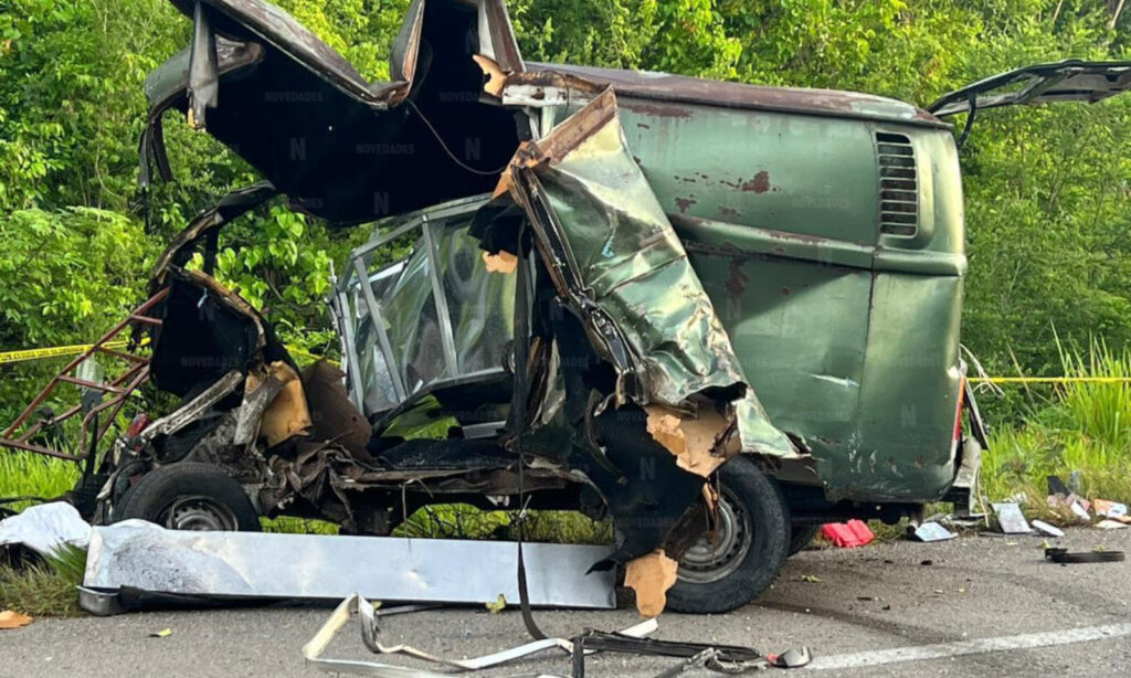 Muere hombre y bebé tras chocar contra camioneta del Tren Maya