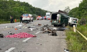 Muere hombre y bebé tras chocar contra camioneta del Tren Maya 