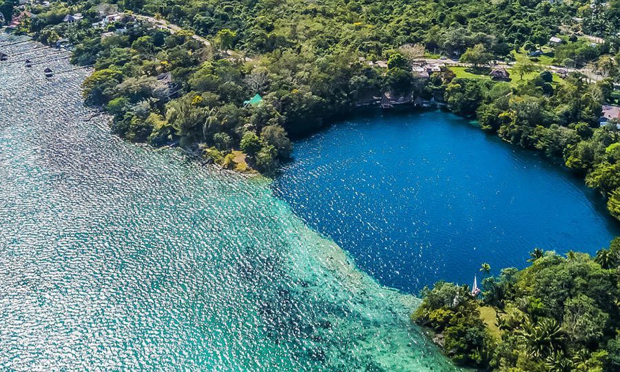 Descubre la fascinante leyenda del Cenote de la Bruja de Bacalar, un misterio ancestral