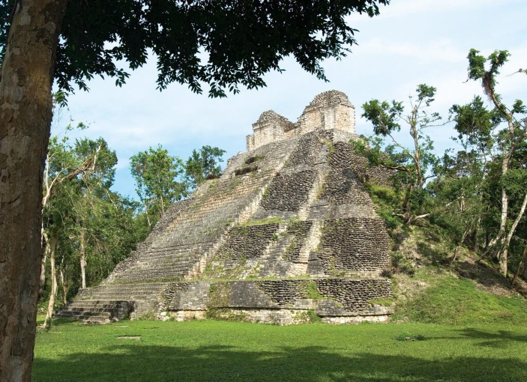 Conoce la majestuosa zona arqueológica de Dzibanché.