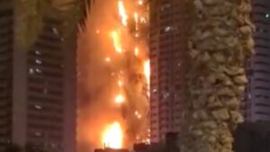 Edificio residencial en Emiratos Arabes Unidos se incendia Video 1