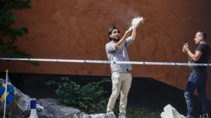 Hombre quema el Coran frente a mezquita