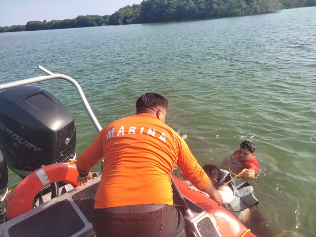 MARINA rescata a cinco náufragos en Bahía de Chetumal