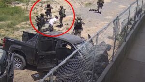 Militares habrían ejecutado a sicarios en Nuevo Laredo (VIDEO) El video muestra lo que sería una ejecución extraoficial. En las últimas horas, a través de redes sociales circuló un video que muestra lo que sería una ejecución extraoficial cometida por militares contra cinco civiles armados en Nuevo Laredo, Tamaulipas; los uniformados incluso habrían alterado la escena ¿Militares ejecutaron a sicarios? El video con fecha del 18 de mayo, muestra el momento en que cinco sujetos chocan en un vehículo en que viajaban y los soldados los bajaron vivos, los hincaron y les dispararon, aunque luego fueron reportados como abatidos en un enfrentamiento. Según algunas versiones de testigos, la camioneta negra era perseguida por los militares cuando se impactó contra una barda; los uniformados rodearon la unidad de los “delincuentes”. Los militare sacan a golpes a los hombres, que aún estaban vivos, esposan a algunos y los colocan contra la barda; minutos después, los militares disparan contra los hombres, incluso se dan cuenta que uno aún está esposado y se las retiran. Además, uno de los elementos agarra armas largas con una bolsa roja para evitar tocarlas con las manos y dejar huellas, y las coloca junto a los cadáveres. Uno de los supuestos sicarios queda herido y es llevado al hospital, donde minutos más tarde, pierde la vida. De acuerdo con el informe de los militares, los hombres estaban desarmando a los civiles, cuando compañeros de estos les atacaron a balazos, “en un intento de rescatar a su personal”. TAL VEZ TE INTERESE: Detienen a taxista en Zona Hotelera de Cancún por agredir a conductor de UBER FGR investiga Tras la difusión del video, la Secretaría de la Defensa Nacional (Sedena), indicó que la Fiscalía General de la República y la Fiscalía de Justicia Militar investigan la presunta ejecución extrajudicial cometida por elementos militares. Con información de El País/ El Norte TAL VEZ TE INTERESE: Marcelo Ebrard renuncia a SER; buscará campaña en Morena rumbo a 2024 