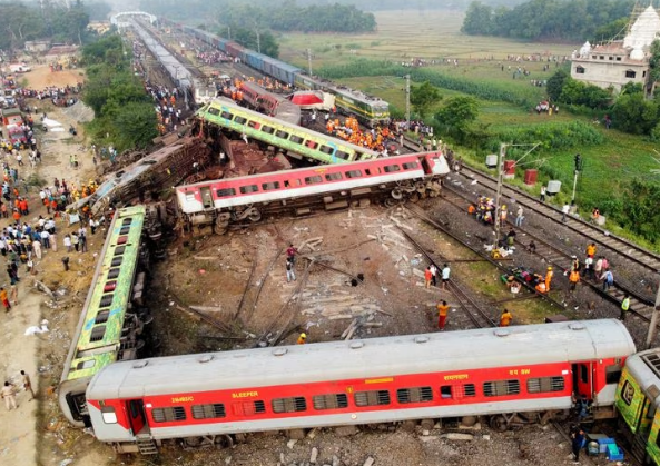 Accidente múltiple de trenes deja más de 280 muertos y 900 heridos en la India