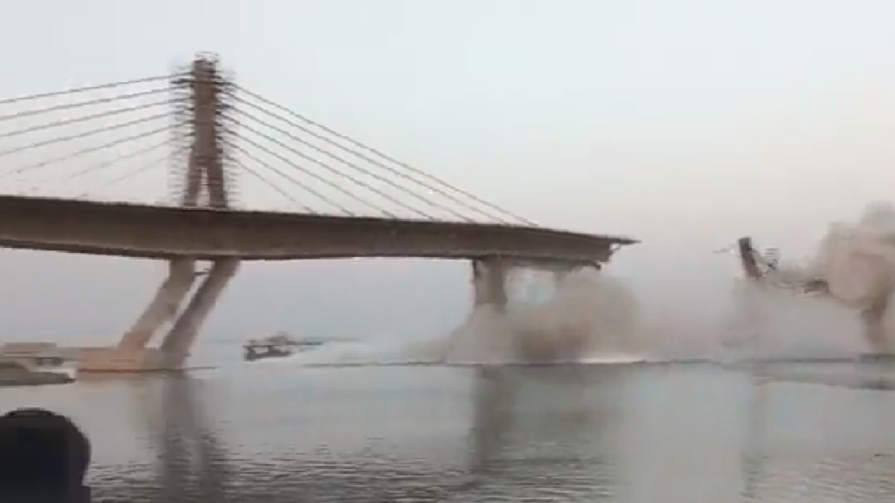 Puente en construcción en la India se derrumba
