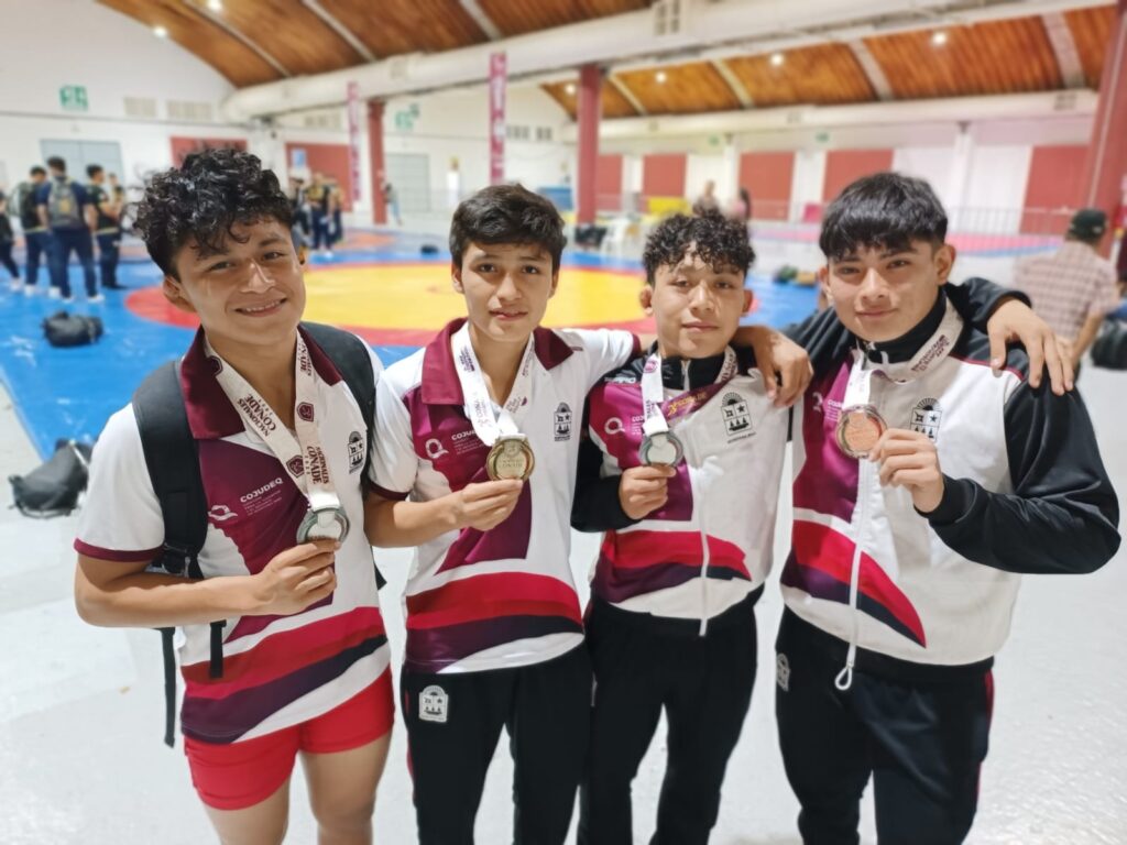 Quintanarroenses ganan cuatro medallas en competencia de luchas asociadas