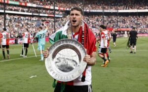 Santi Gimenez no saldra del Feyenoord por menos de 20 millones de euros