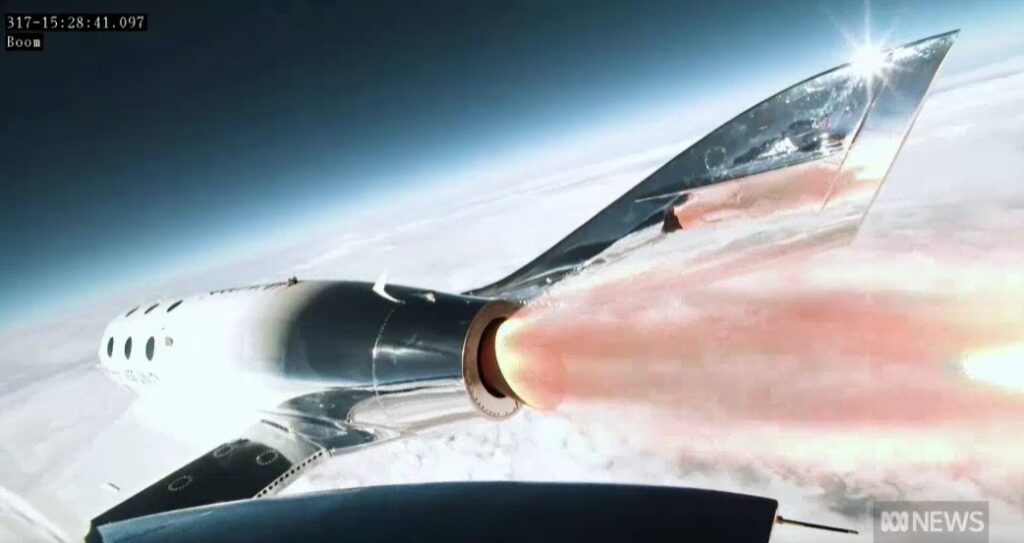 Virgin Galactic realiza con éxito su primer vuelo comercial al espacio