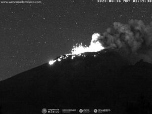 Volcan Popocatepetl hace explosion y realiza fuerte sonido VIDEO 1