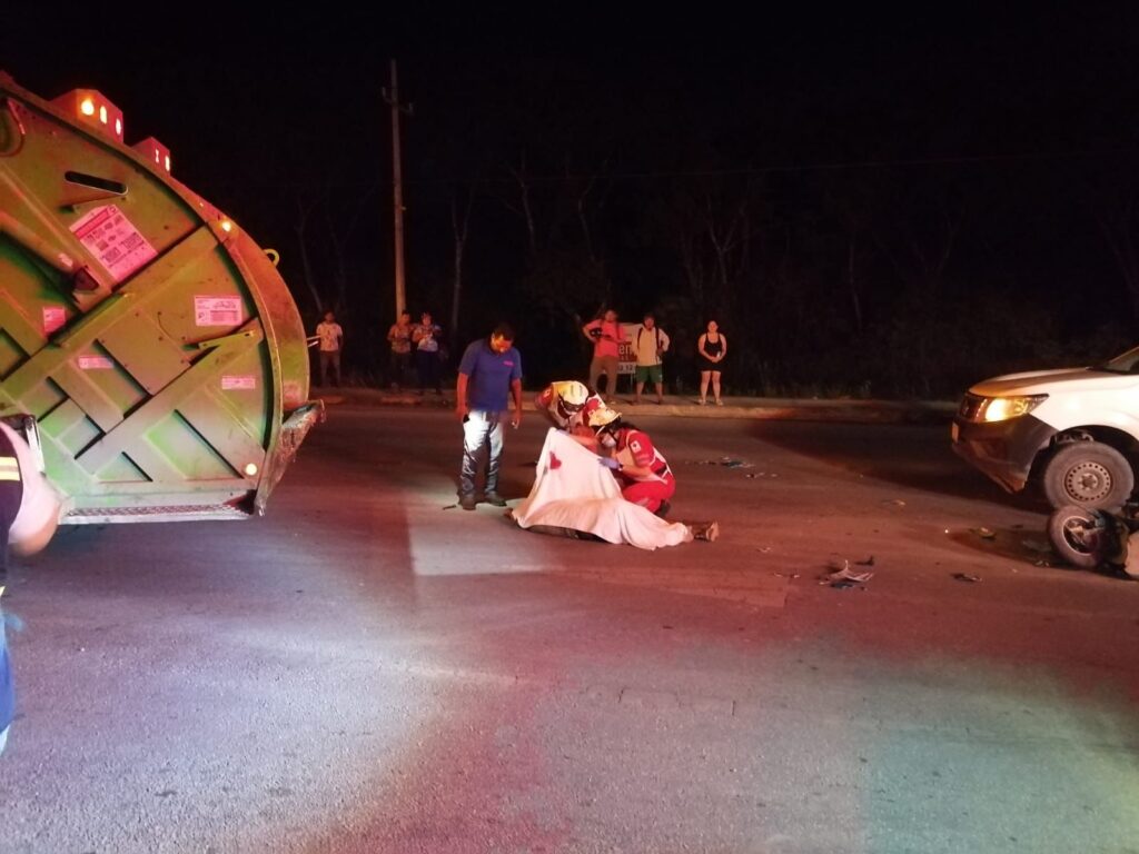 Motociclista muere tras chocar con camión recolector de basura en Cancún