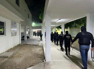 Durante la madrugada de este miércoles 07 de junio, las autoridades estatales y federales iniciaron un operativo en el Centro de Reinserción Social de la ciudad de Cancún,