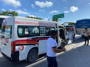 Combi choca contra camión en Cancún; deja 16 lesionados 
