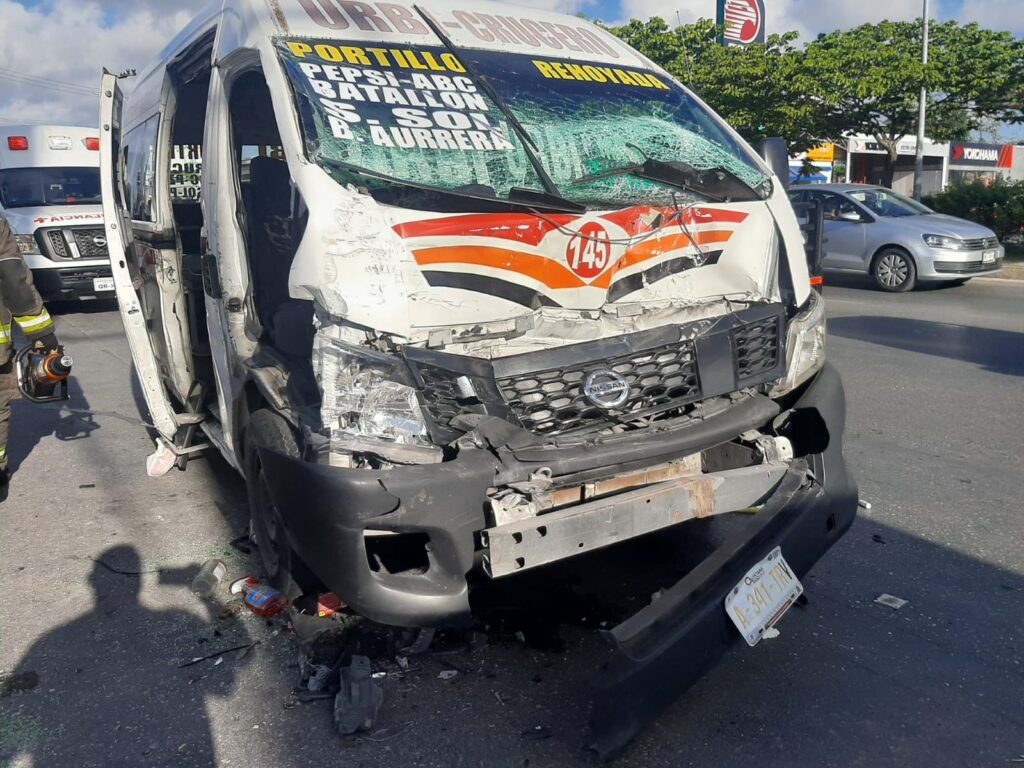 Combi choca contra camión en Cancún; deja 16 lesionados