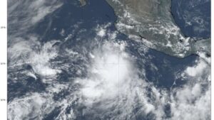 Tormenta tropical Adrián podría convertirse en huracán categoría 1