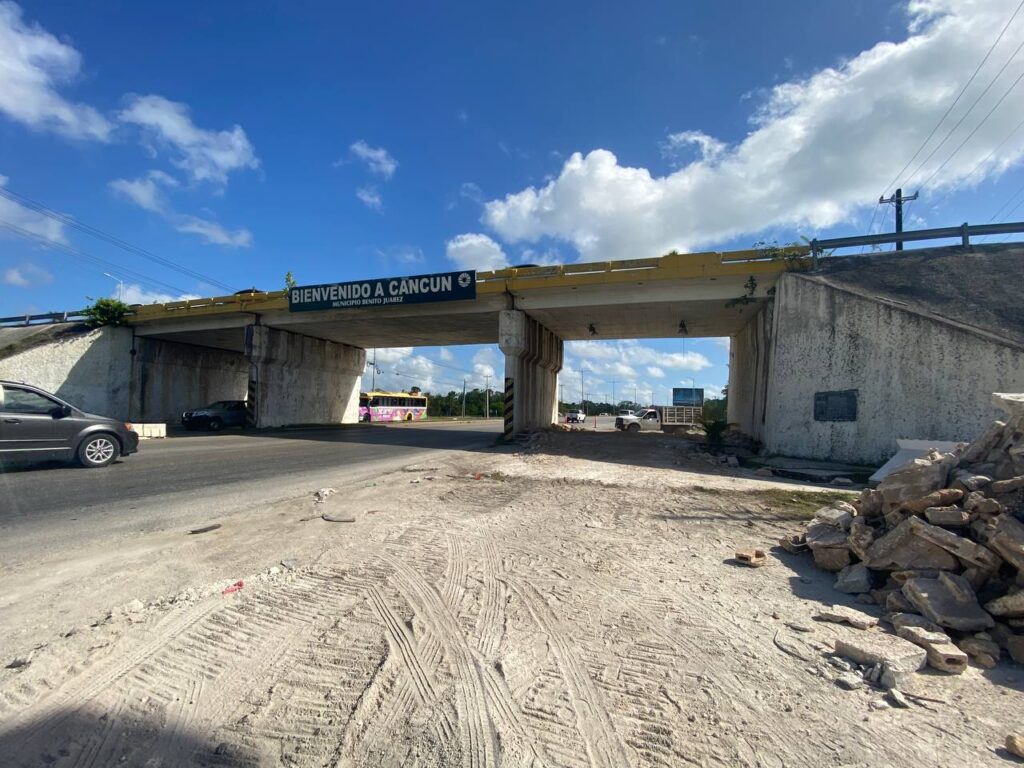 Cancún: Inician trabajos de demolición del puente conocido como “El Trébol”