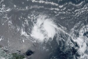 Tormenta tropical Bret continúa su ruta hacia el Caribe