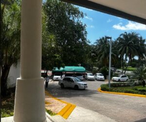 Detienen a taxista en Zona Hotelera de Cancún por agredir a conductor de UBER 