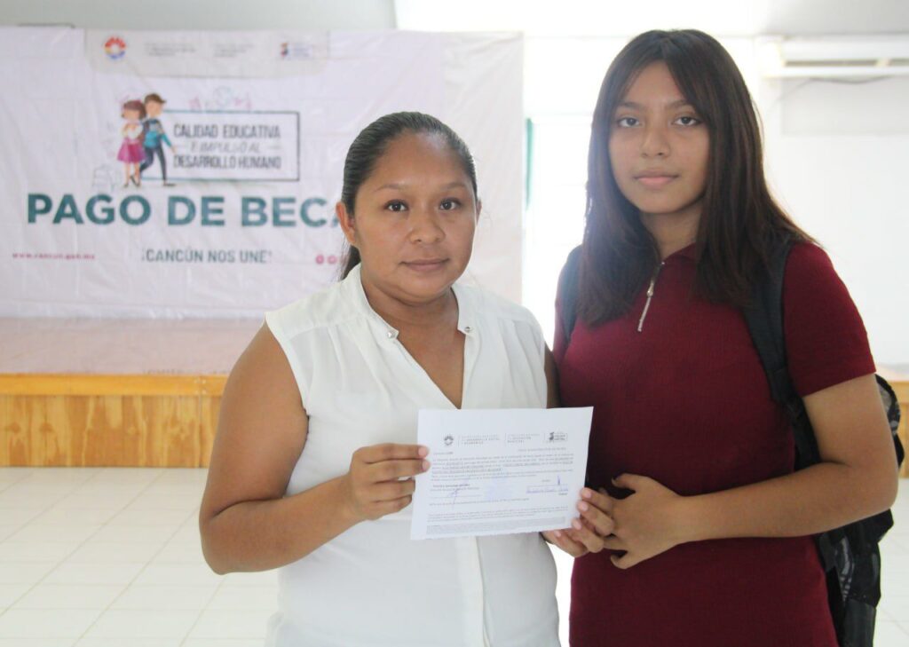 Municipio de Cancún otorga más de 900 becas a jóvenes de secundaria