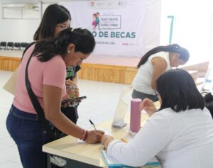  Municipio de Cancún otorga más de 900 becas a jóvenes de secundaria 