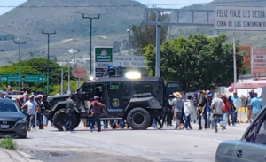 Manifestantes paralizan Autopista del Sol en Chilpancingo y protagonizan violento enfrentamiento con la policía