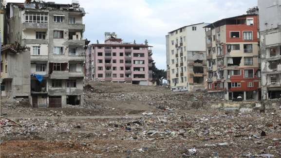 Video viral: Hombre derrumba edificio en Turquía con una piedra