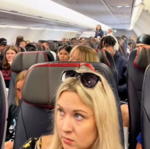 Viral: Mujer protagoniza escena incómoda en avión al afirmar que un pasajero "no es real"