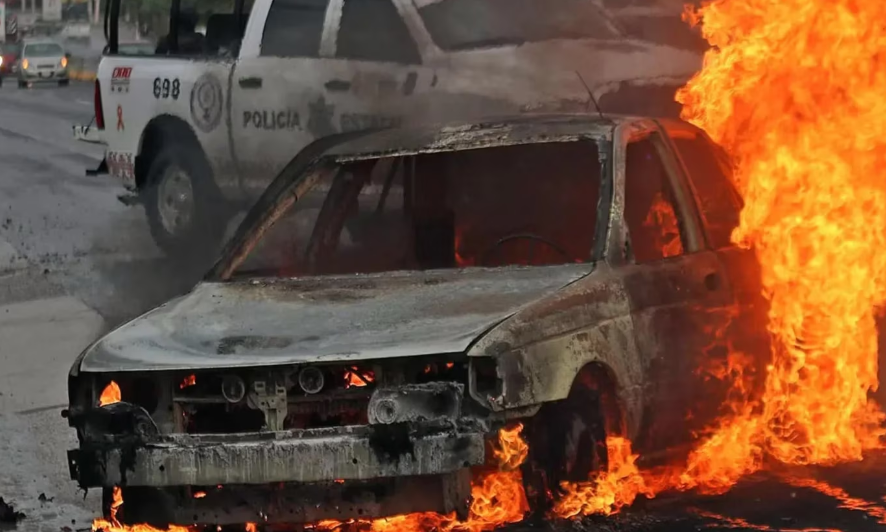 Manifestantes paralizan Autopista del Sol en Chilpancingo y protagonizan violento enfrentamiento con la policía