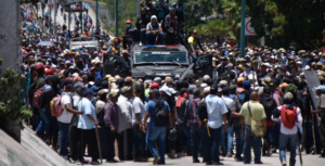 Manifestantes paralizan Autopista del Sol en Chilpancingo y protagonizan violento enfrentamiento con la policía