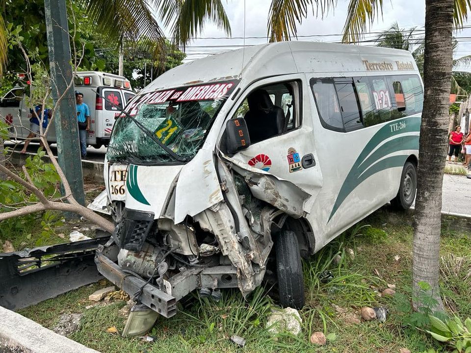 Combi se Ruta 21 de Cancún choca y deja 7 lesionados