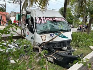 Combi se Ruta 21 de Cancún choca y deja 7 lesionados 