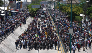 Manifestantes paralizan Autopista del Sol en Chilpancingo y protagonizan violento enfrentamiento con la policía