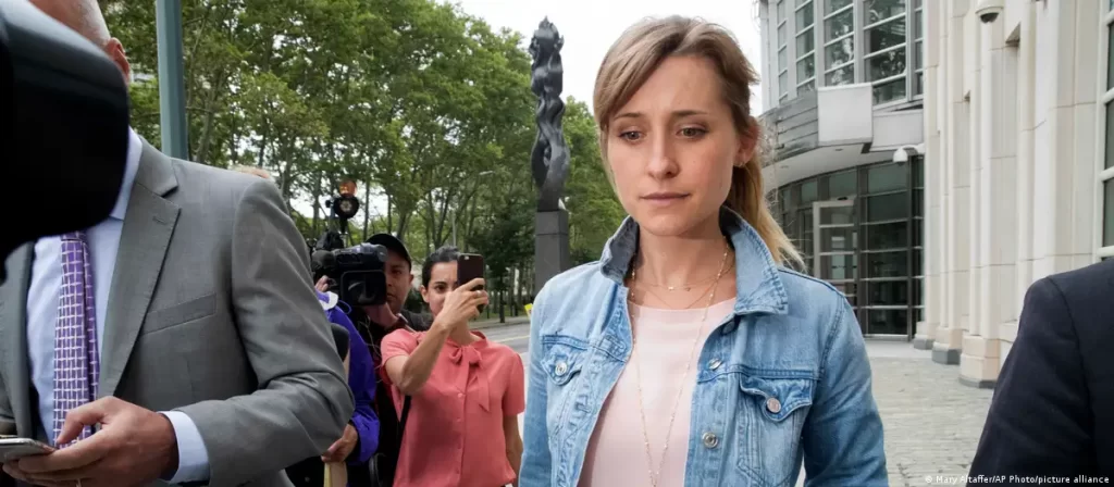 ¡En libertad! Allison Mack, actriz de "Smallville", cumple su condena en prisión