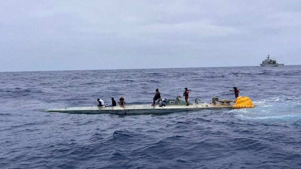 (VIDEO) Interceptan "narcosubmarino" con 3,5 toneladas de cocaína en México