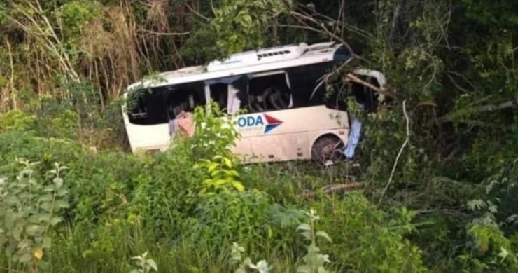 Accidente de autobús deja una niña muerta y al menos 20 heridos en Bacalar